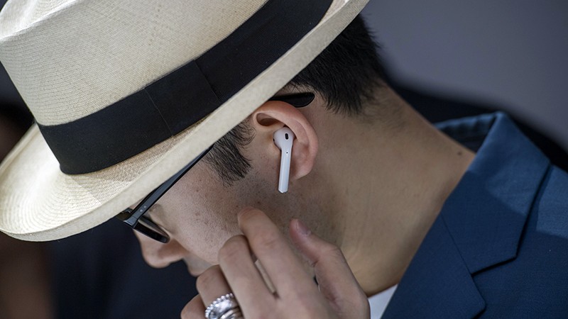 AirPods в ушах