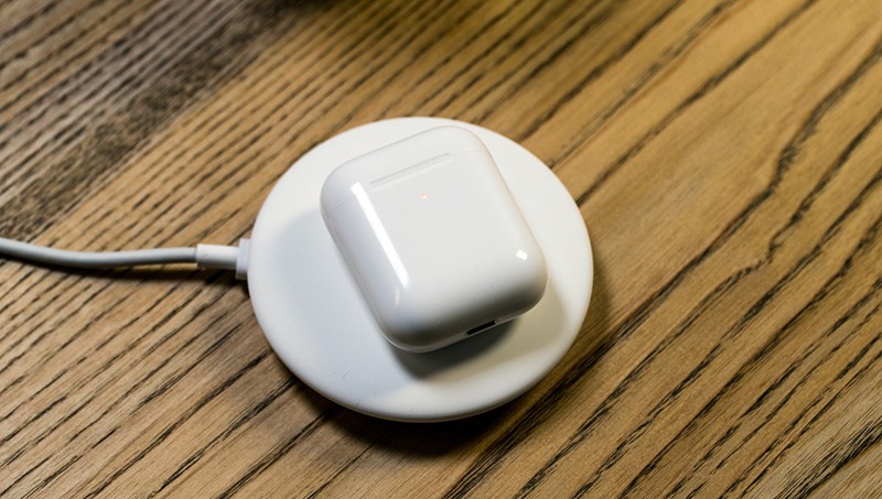 AirPods на зарядке