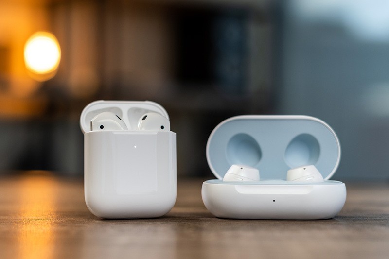 Наушники Buds и AirPods