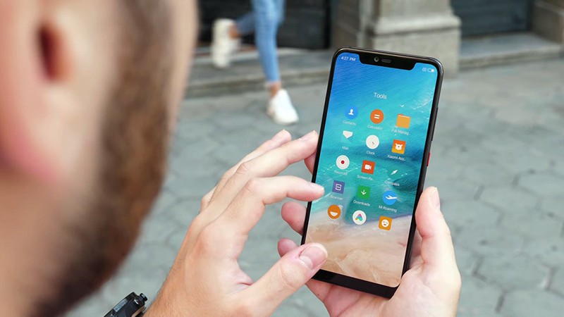 Xiaomi Mi 8 Pro в руках