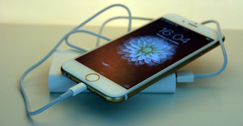 iPhone 8 на зарядке