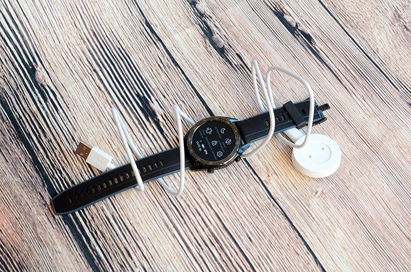 Huawei Watch с зарядкой фото