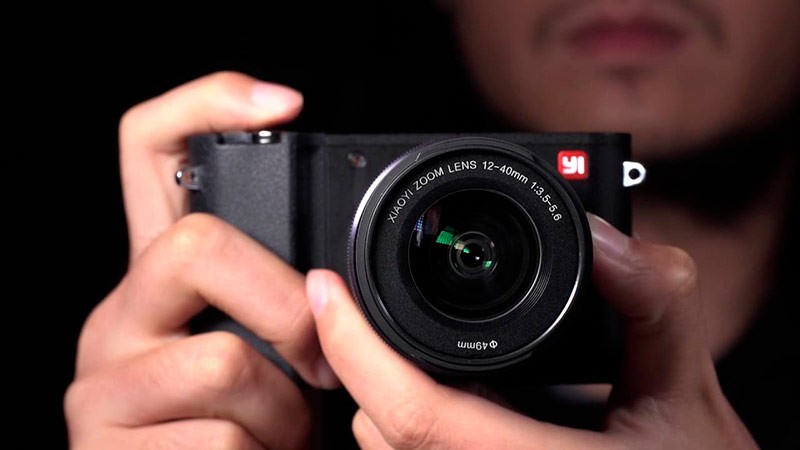 Xiaomi YI M1 в руке