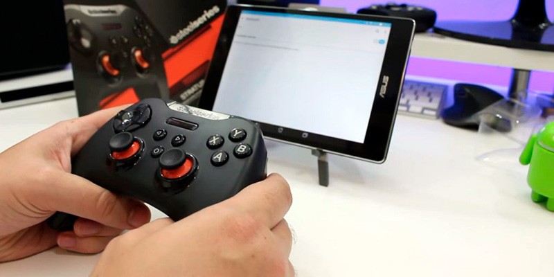 Stratus Duo Steelseries в руках