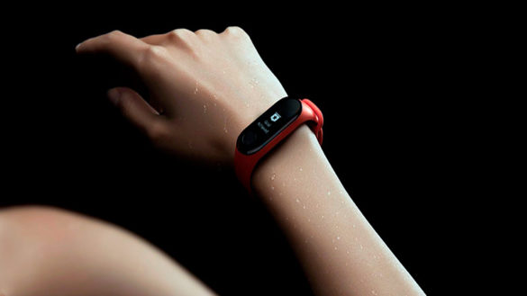 Шагометр Mi Band на руке