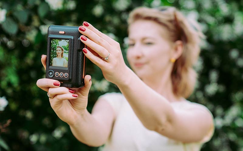Instax Mini LiPlay в руках