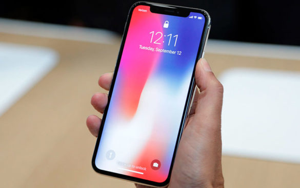 Iphone X в руке