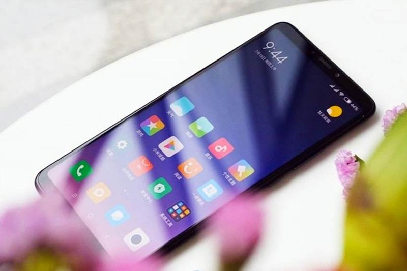 Mi Max 4 на столе