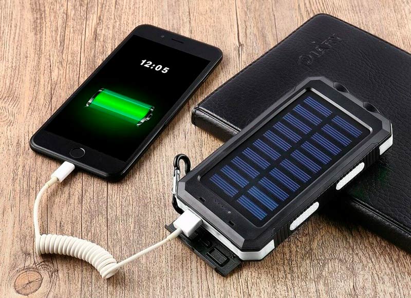 Заряжают телефон от Power Bank