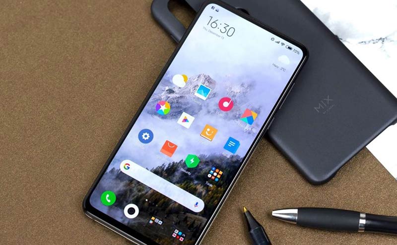 Xiaomi Mi Max 4 на столе