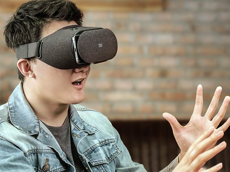 Парень в VR очках