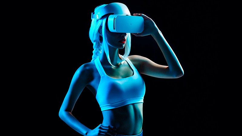 MI VR 2 на девушке