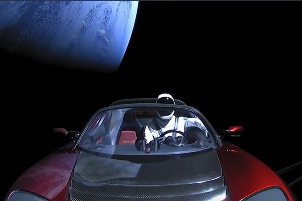 Roadster Tesla в космосе