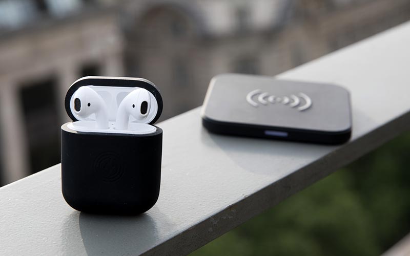 Наушники AirPods в кейсе