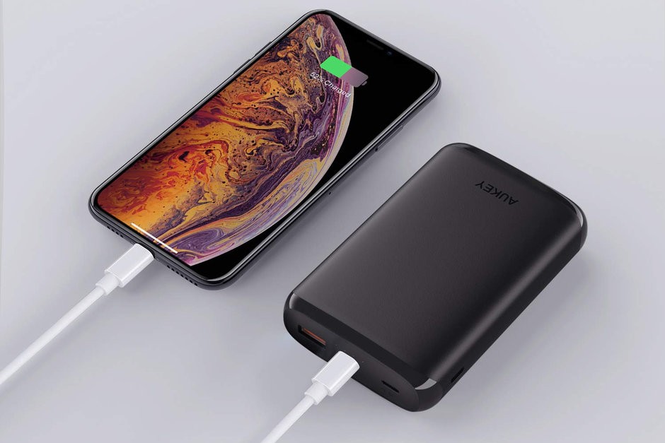 iPhone и PowerBank фото