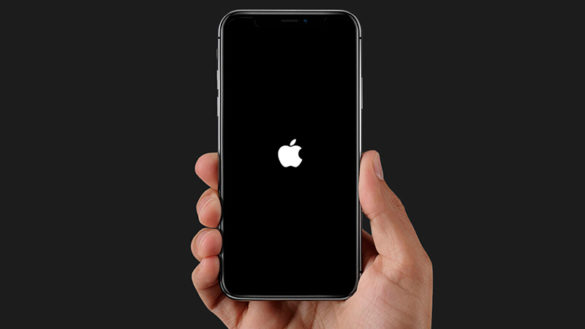 iPhone X в руке