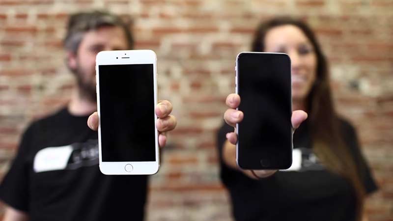iPhone в руках у людей