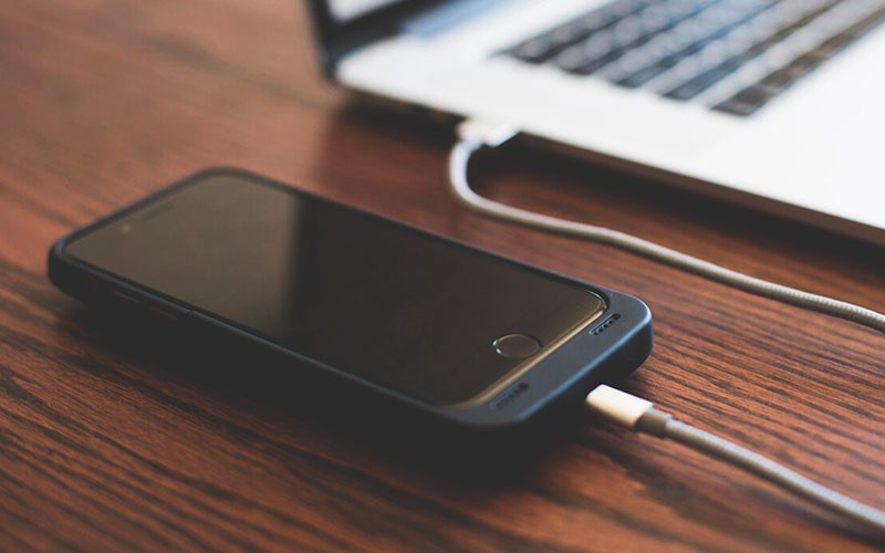 Подключенный iPhone к ноутбуку