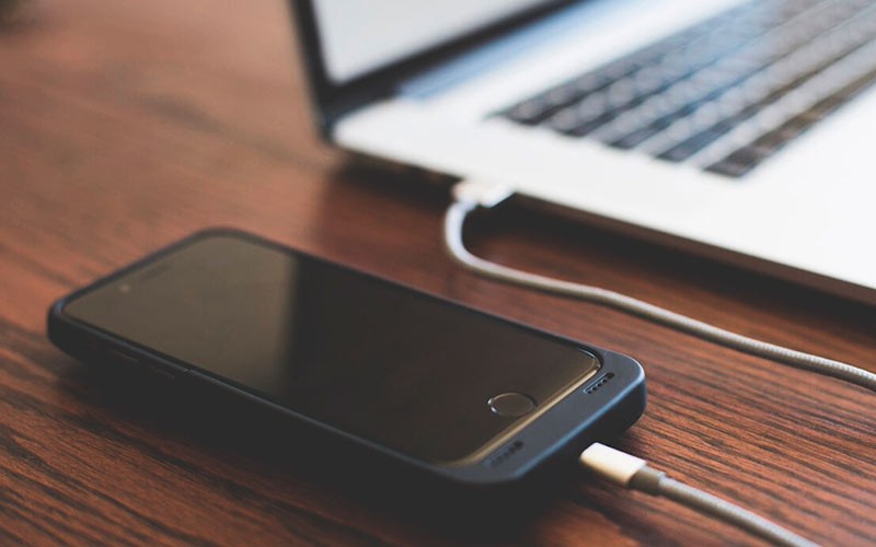 iPhone подключен к ноутбуку