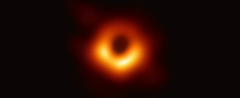 Фотография черной дыры