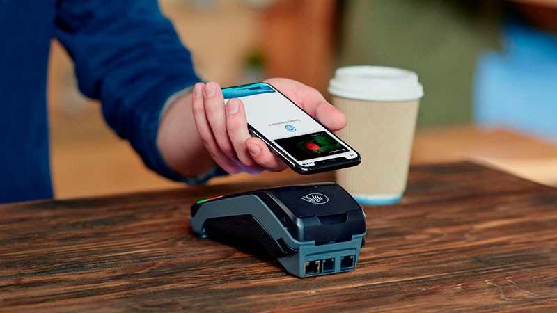 Оплачивает картой через Apple Pay